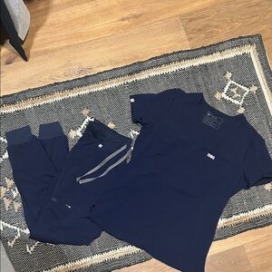 Figs Navy Blue Women's Scrubs XS FITTED 1 pocket top/ XS Joggers w/ grey strings